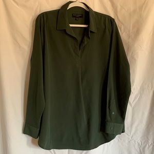 Banana Republic Women’s olive green blouse. size Large. Button back detail.